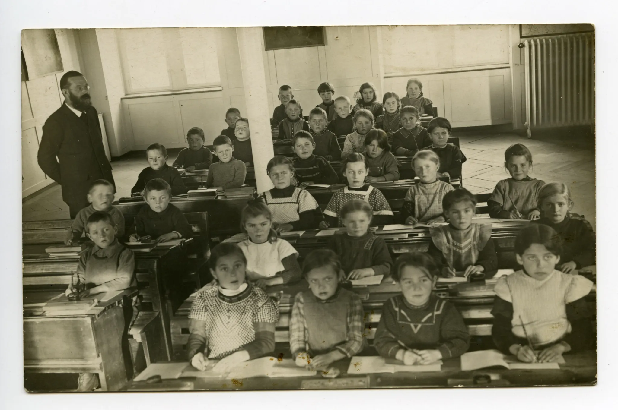 Schüler und Schülerinnen im Klassenzimmer mit Lehrperson