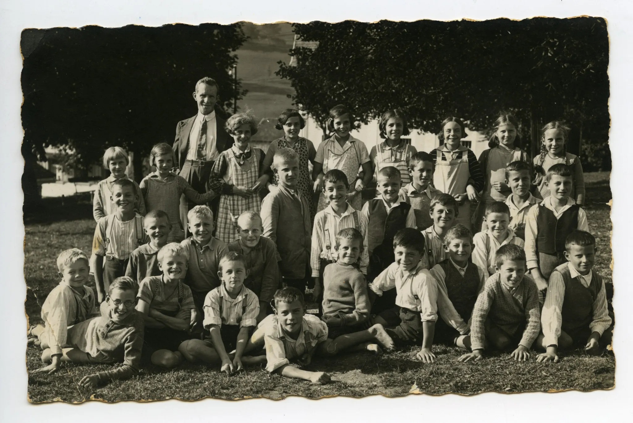 Schulklasse mit Lehrer Hans Buff, beide Exemplare identische Klassen, aber andere Aufstellung der Kinder