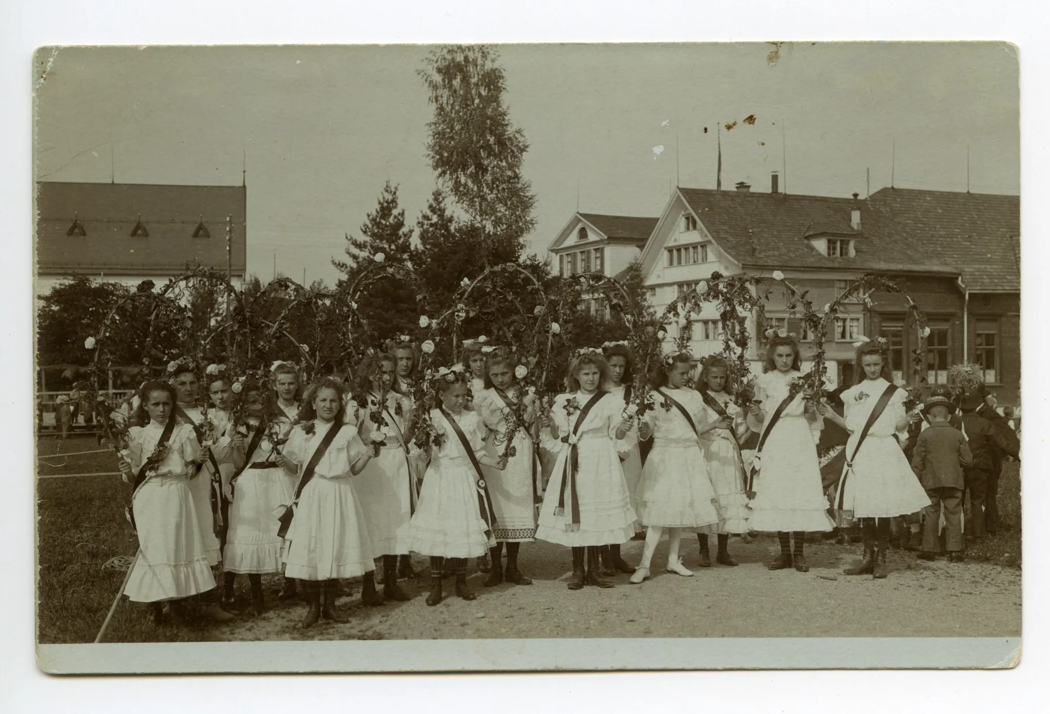 Mädchengruppe in weissen Kleidern und Blumenbögen auf dem Zeughausplatz, alte kath. Kirche abgeschnitten
