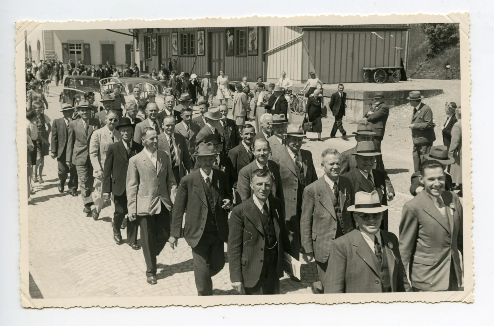 Umzug auf der Strasse vor dem Güterschuppen