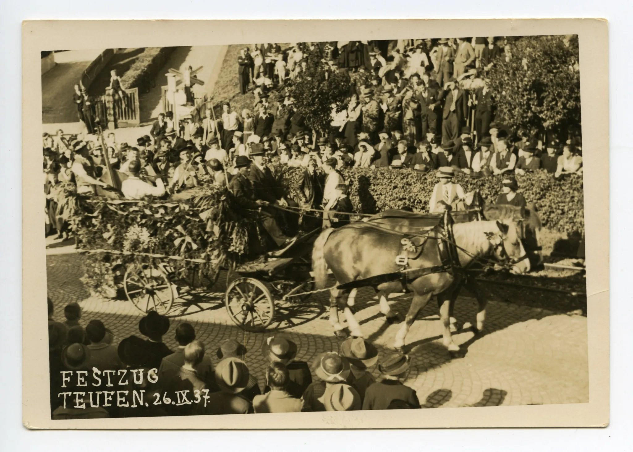 geschmücktes Fuhrwerk mit Musikern