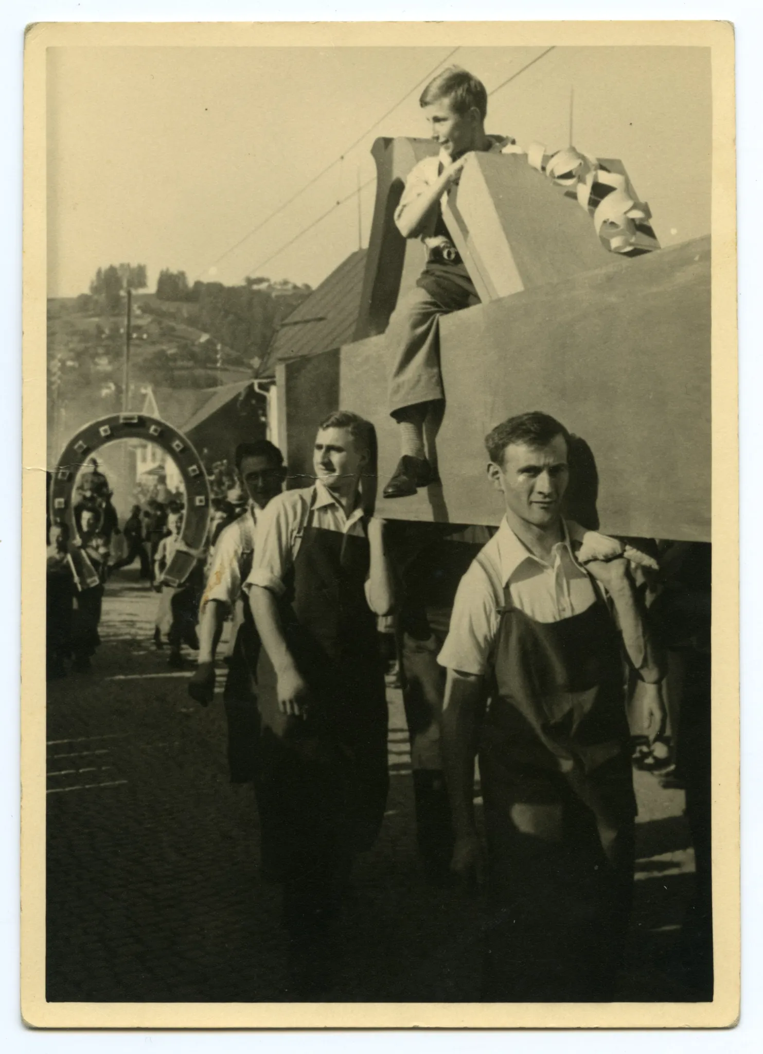Gruppe der Schreiner, Nahaufnahme Ausschnitt, im Hintergrund die Gruppe der Hufschmiede