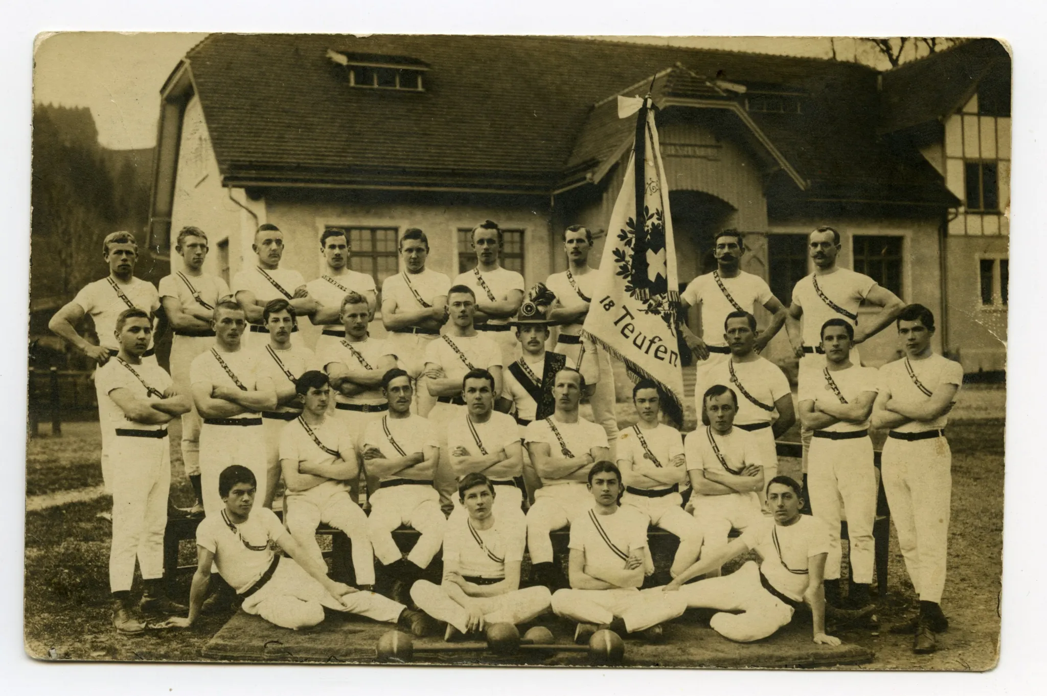 vor der alten Dorfturnhalle