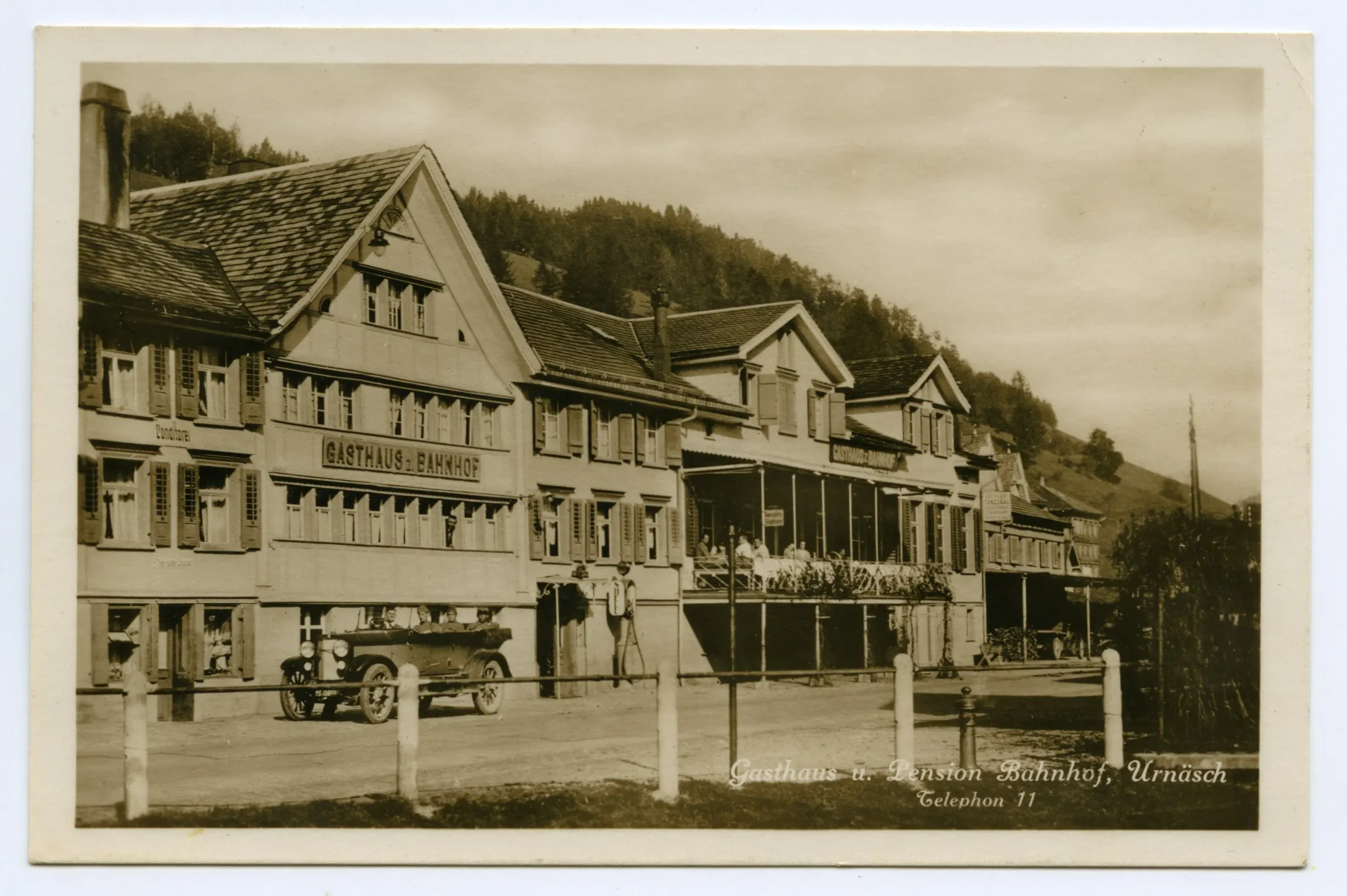 Ansicht Häuserzeile mit Gasthaus und Pension Bahnhof, mit Automobil vor dem Gasthaus