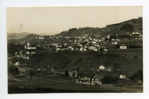 vorne Gebiet Goldibrugg. Mit Sammelbüel, Zeughaus, Ebni, Bahnhof, Friedhof, beiden Dorfkirchen. Blick zu Eggli resp. Schwendibüel