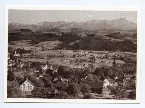 mit beiden Dorfkirchen (Reproduktion im heutigen Postkartenformat)