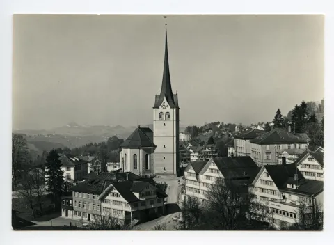 (Querformat), „Hecht“, „Spörri“, Kornhändlerhaus, Dorfplatz mit Grubenmannkirche, Blick Richtung Westen (vgl. Ho.07-092, fast identisches Foto, Autos, Kirchenuhr!)