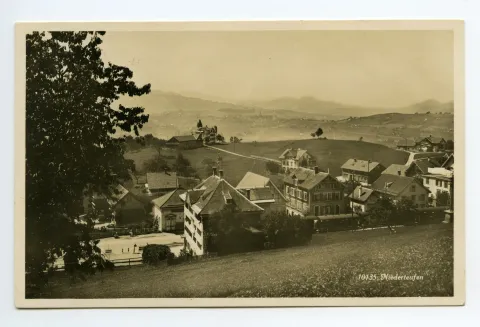 Vorne, Bildmitte: „Rössli“. Blick nach Südwesten (im Dunst: Stein und Hundwil) (vgl. Hc.21-16)