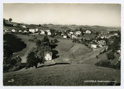 vom Gebiet Gstalden gesehen, Teufenerstrasse, Ostseite Station. Blick nach Westen, via Sitterviadukt (BT-Brücke) nach Winkeln und ins Fürstenland