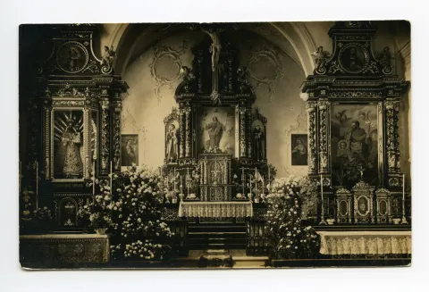 Chorraum mit Hochaltar und beiden Seitenaltären