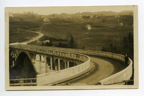 Ansicht der Brücke aus Südwesten mit Strassenverlauf Richtung Schönenbüel mit Fussgänger auf der Brücke