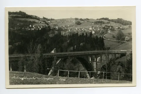 Ansicht der Brücke aus Süden mit Strassenverlauf Richtung Teufen, Ansicht von Teufen im Hintergrund