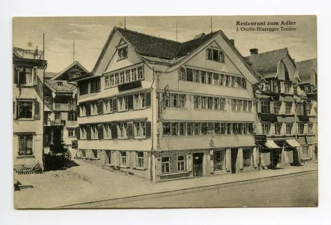 Einzelansicht mit Anfang der „Rokoko-Häuser“-Zeile im Dorf