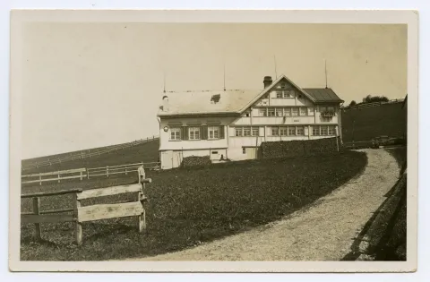 Gesamtansicht mit Zufahrtsstrasse