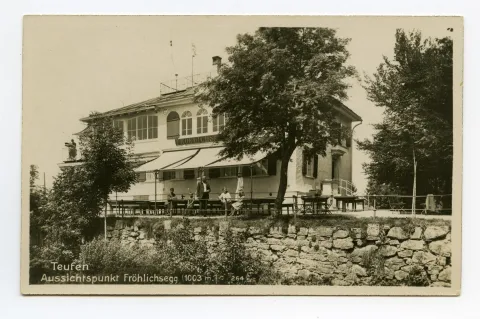 Ansicht von Süden mit Eigentümer und seinen Kindern? auf der Terrasse, Eigentümerin? auf dem Balkon