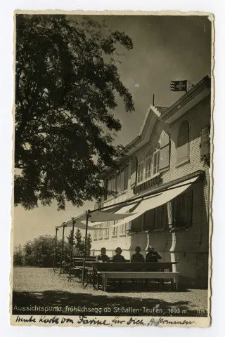 Karte im Hochformat, Ausschnitt, Ansicht von Südosten, Terrasse mit Gästen