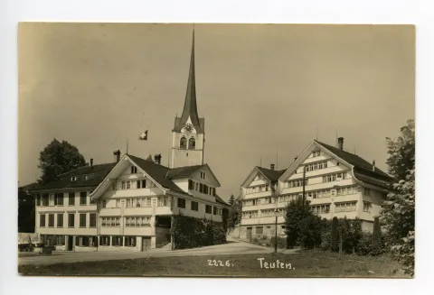 Ansicht aus Südosten mit evang. Kirchturm und Rückansicht des „Kornhändlerhauses“