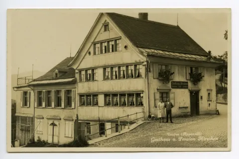 Frontansicht (vor der Verschiebung) mit Besitzerehepaar vor dem Gasthaus