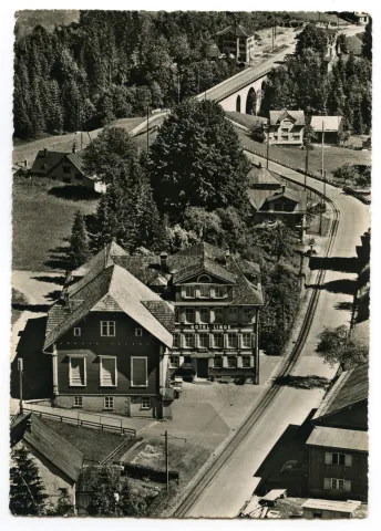 Hochformat, Luftbildaufnahme, mit Bühlerstrasse und Neubrücke