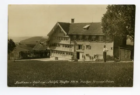 Ansicht seitlich aus Südosten mit Besitzer davor, Blick Richtung Fürstenland