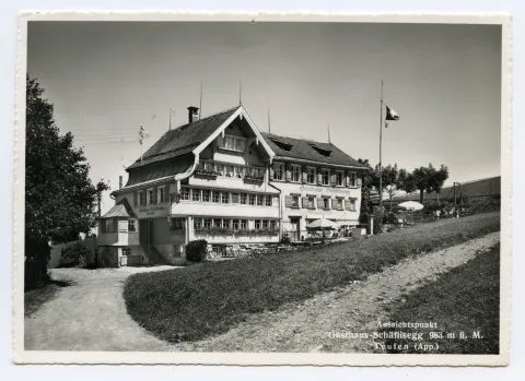 Frontansicht aus Süden mit Sitzplatz