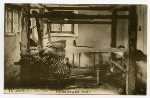 Innenansicht eines Webkellers, Webstuhl mit Weber bei der Heimarbeit