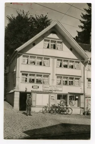 (1936-1941), Arthur Widmer? Vor seinem Geschäft mit Velos vor dem Haus