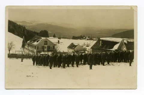 Aufstellung der Soldaten auf der Wiese vor der Schäflisegg, Winter, Blick aus Osten auf Restaurant Schäflisegg Richtung Fürstenland