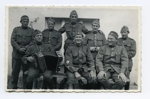 mit 8 Soldaten
