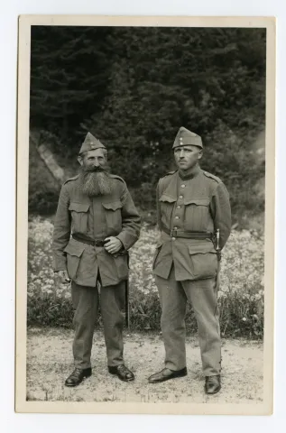 zwei stehende Soldaten