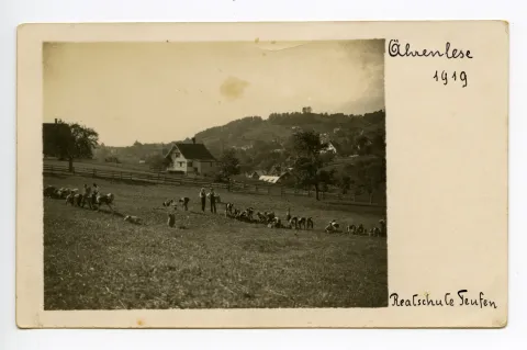 Schüler und Schülerinnen beim Ährenlesen (Getreideanbau) (vgl. Hc.01-05, Karte identisch)