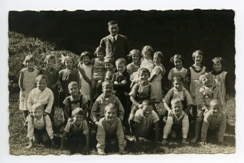 Schulklasse mit Lehrer Ulrich Michael, beide Exemplare identisch