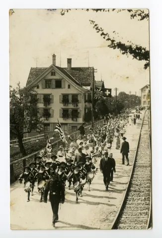 Bahnschienen sichtbar; beide Exemplare vom gleichen Ort aufgenommen, jeweils anderer Abschnitt des Umzuges