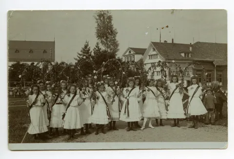 Mädchengruppe in weissen Kleidern und Blumenbögen auf dem Zeughausplatz, alte kath. Kirche abgeschnitten