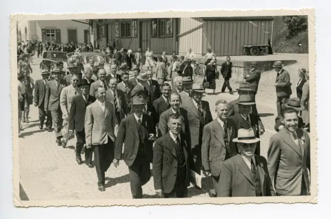 Umzug auf der Strasse vor dem Güterschuppen