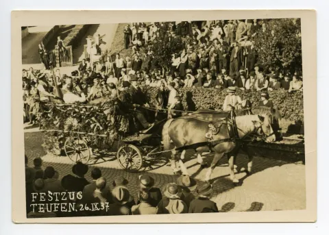 geschmücktes Fuhrwerk mit Musikern