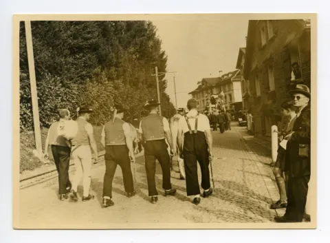 Gruppe der Sennen von hinten auf der Hauptstrasse