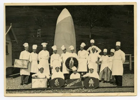 Gruppenbild der Appenzeller Konditoren vor ihrer „Riesenpraline“ bei der Haltestelle Niederteufen vor Beginn des Umzugs