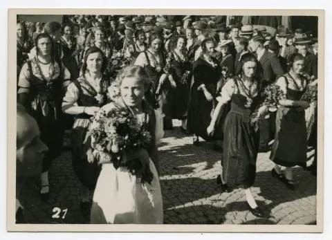 Gruppe der Trachtenfrauen