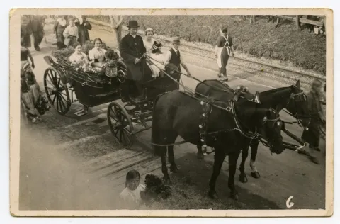 Kutsche der Fuhrhalterei Weishaupt mit Albert Weishaupt auf dem Bock und Insassinnen in Tracht