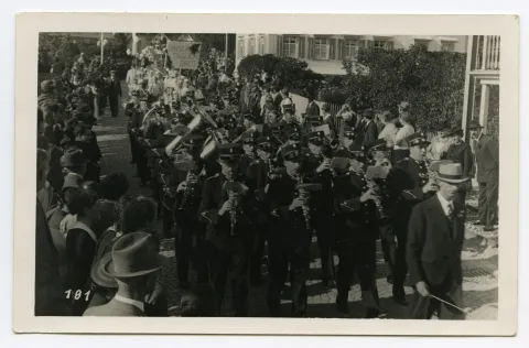 Gruppe der Musikkapelle und Dirigent, musizierend