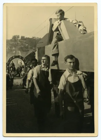 Gruppe der Schreiner, Nahaufnahme Ausschnitt, im Hintergrund die Gruppe der Hufschmiede