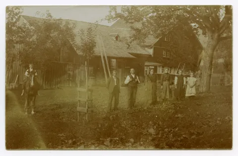 vor ihrem Haus