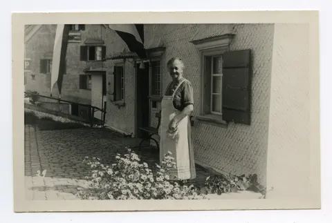 Frau Eggmann vor der Trinkschenke zum Landhaus, Hauptstrasse 27