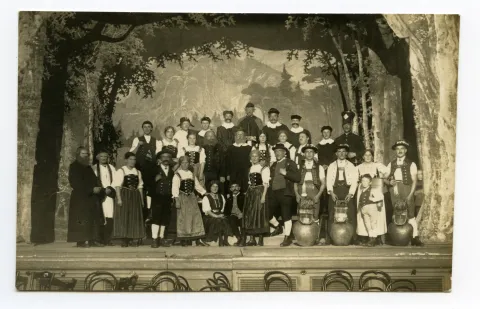 Gruppenbild auf der Bühne nach der Aufführung