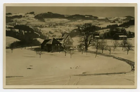 Ansicht der Gastwirtschaft „Zum Rössli“ mit Zufahrtsstrasse, im Hintergrund. alte kath. Kirche von Teufen, mit Blick Richtung Eggen