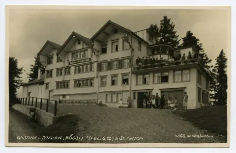 Ansicht des Gasthauses mit Gästen auf der Aussichtsterasse und vor dem Gasthaus